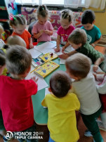 Я весь мир слепить готов – Дом, машину, двух котов. Я сегодня властелин – У меня есть... пластилин! Я весь мир слепить готов – Дом, машину, двух котов. Я сегодня властелин – У меня есть... пластилин!.